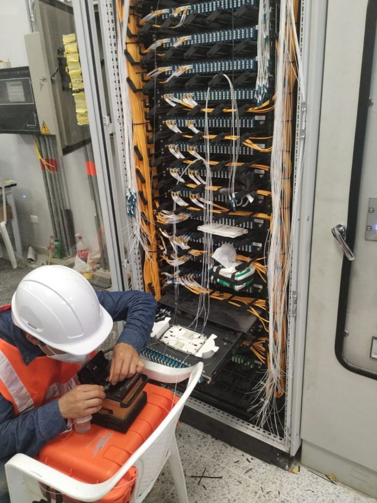 Técnico revisando el rack de comunicaciones durante el levantamiento