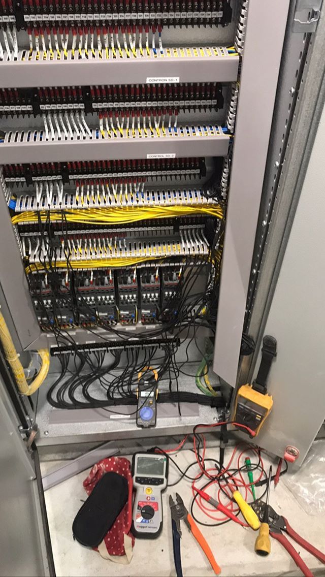 Rack de comunicaciones con cableado estructurado etiquetado