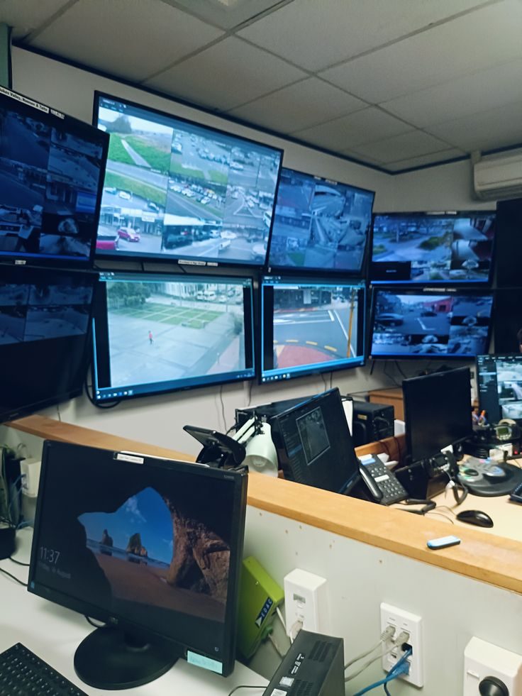 Sala de monitoreo con varias cámaras en pantalla