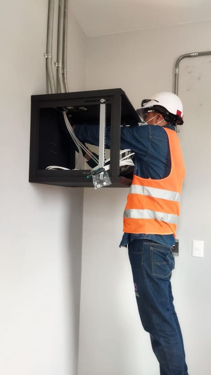 Técnico de soporte atendiendo en sitio