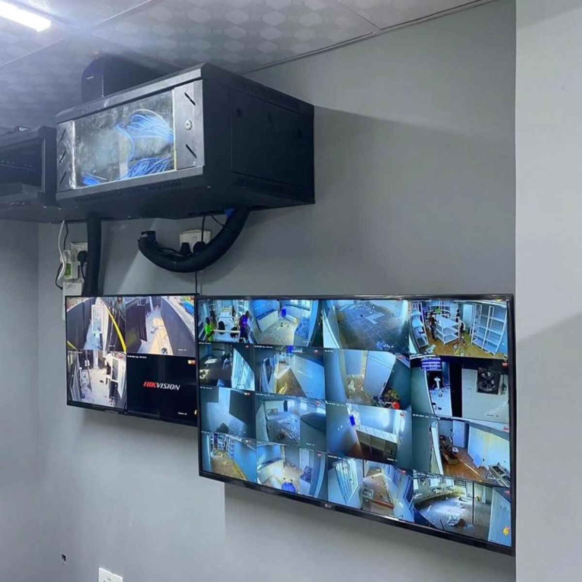 Sala de monitoreo con el mural de cámaras en funcionamiento