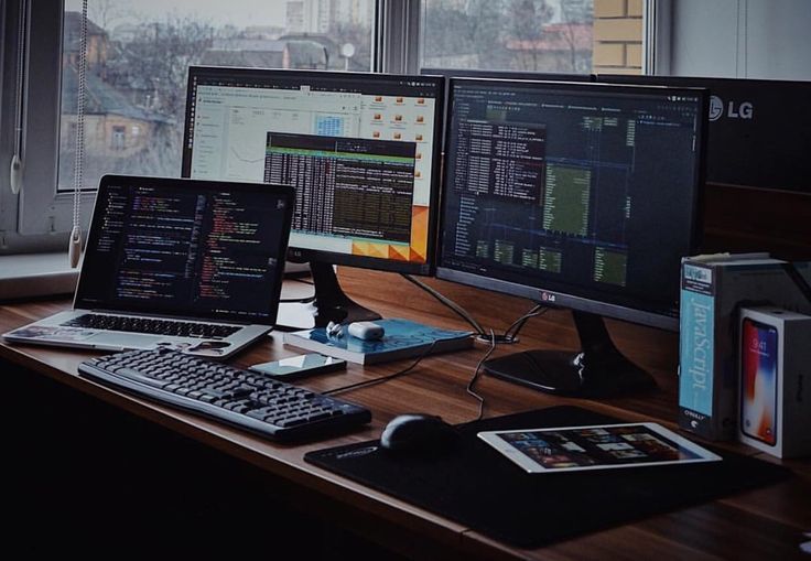 Puesto de trabajo con los paneles de administración abiertos